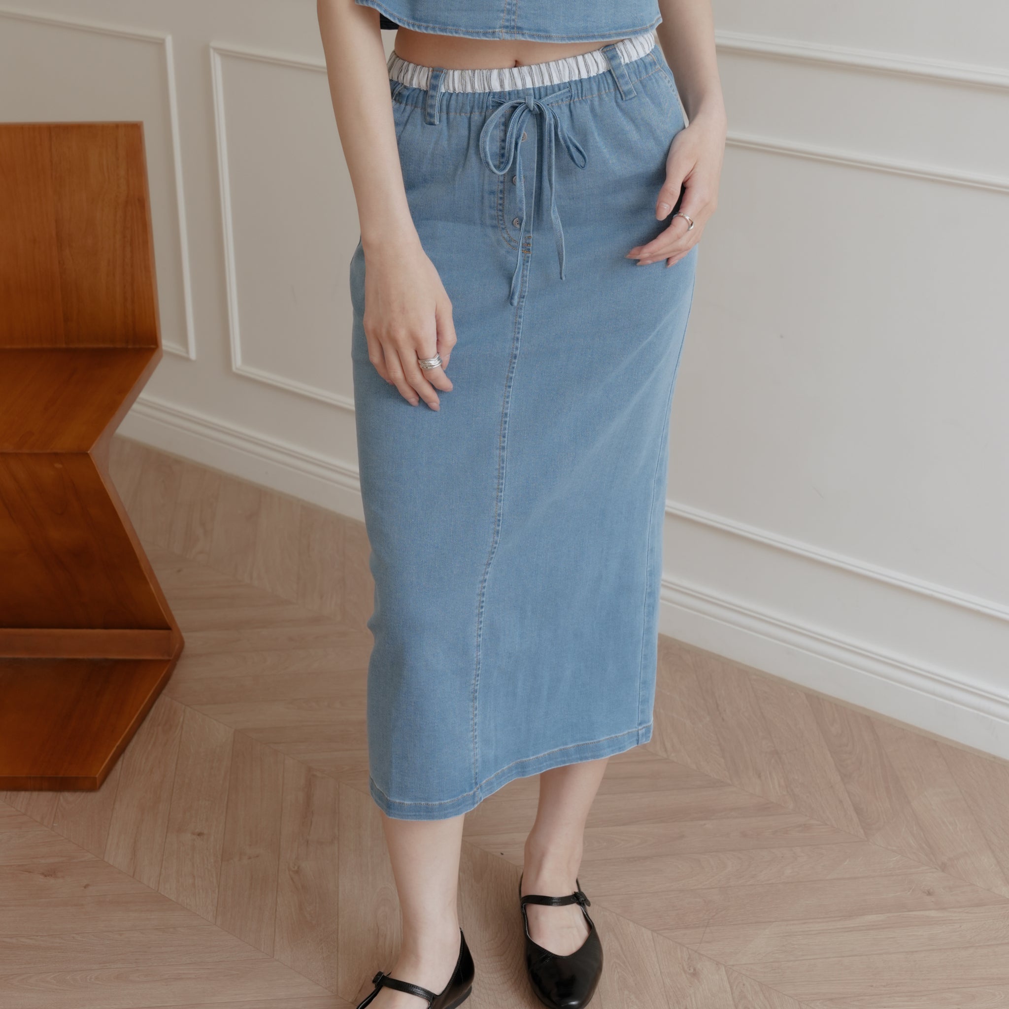 Ivy Contrast Waist Denim Skirt in Light Wash